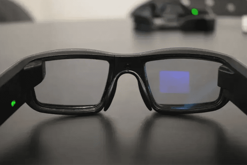 Die Vuzix Upgraded Brille liegt auf einem Tisch